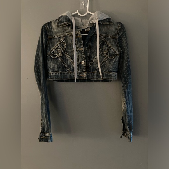 In Excellent Condition! YOUNIQUE Cropped Jean Jacket with Detachable Hood - Picture 3 of 7